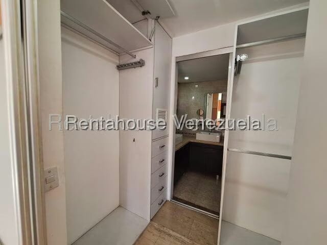Apartamento (1 Nivel) en Alquiler en Colinas de La Tahona, Distrito Metropolitano - 13
