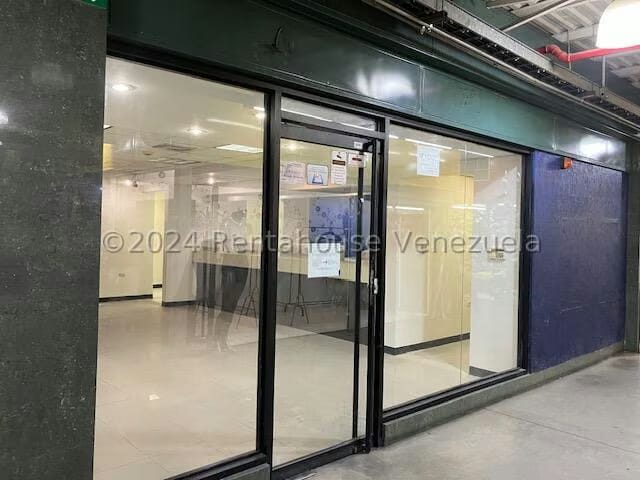 Comercial (Local Comercial) en Venta en Cementerio, Distrito Metropolitano - 2