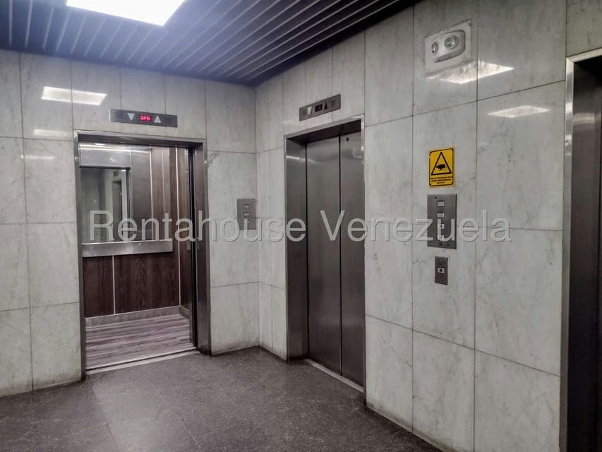 Comercial (Oficina) en Alquiler en Parroquia Catedral, Distrito Metropolitano - 13
