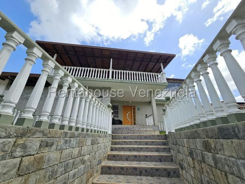 Casa (Duplex) en Venta en Cumbres de Curumo, Distrito Metropolitano - 2