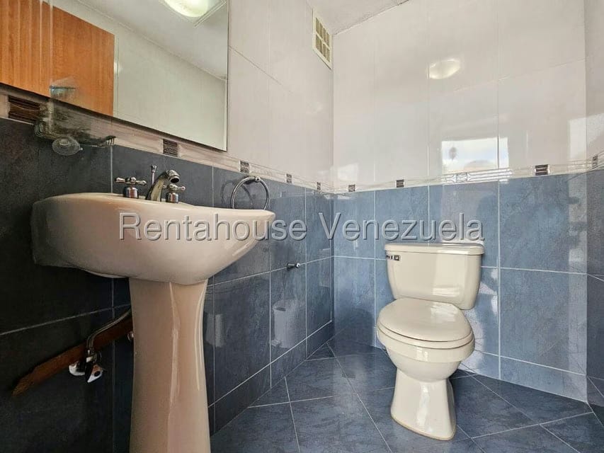 Casa (Duplex) en Venta en Cumbres de Curumo, Distrito Metropolitano - 24