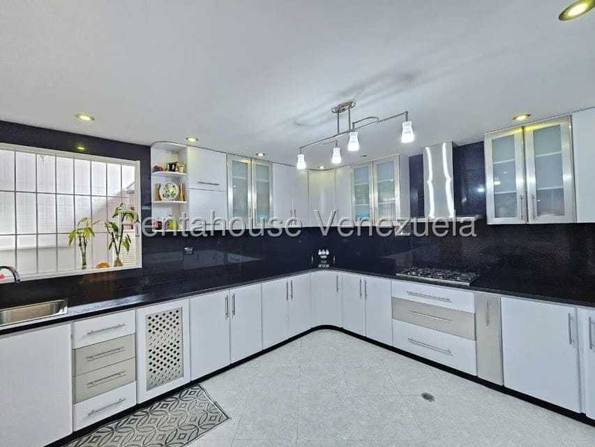 Casa (Duplex) en Venta en Cumbres de Curumo, Distrito Metropolitano - 42