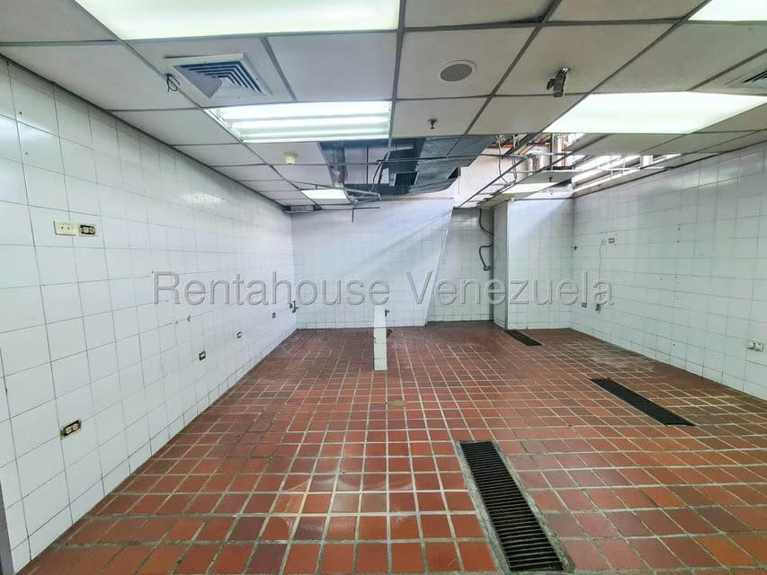 Comercial (Local Comercial) en Alquiler en Los Dos Caminos, Distrito Metropolitano - 11