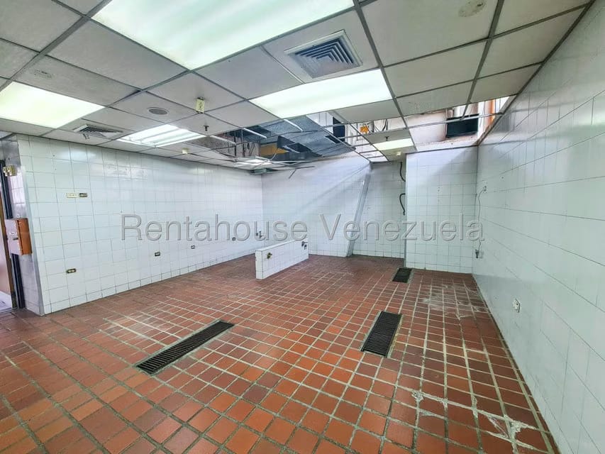 Comercial (Local Comercial) en Alquiler en Los Dos Caminos, Distrito Metropolitano - 13