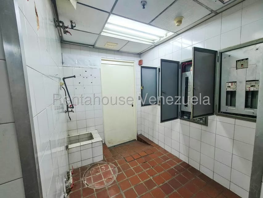 Comercial (Local Comercial) en Alquiler en Los Dos Caminos, Distrito Metropolitano - 15