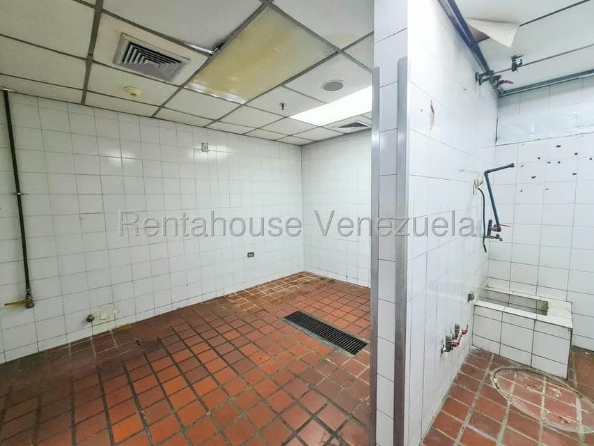Comercial (Local Comercial) en Alquiler en Los Dos Caminos, Distrito Metropolitano - 16