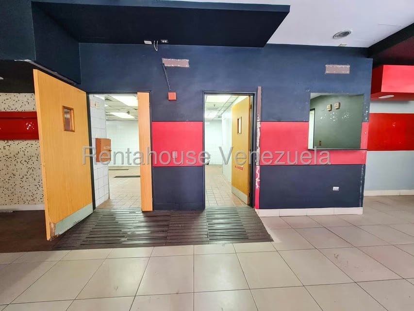 Comercial (Local Comercial) en Alquiler en Los Dos Caminos, Distrito Metropolitano - 4