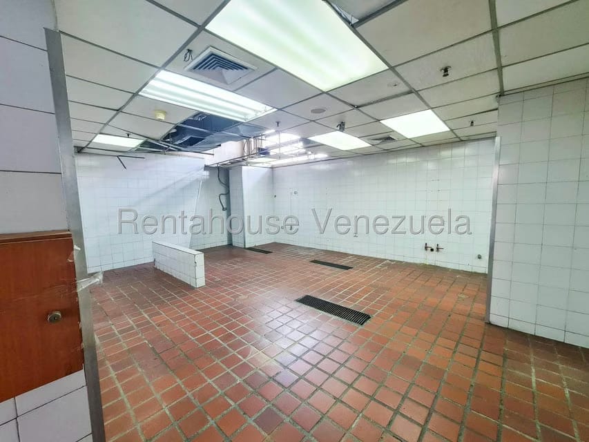 Comercial (Local Comercial) en Alquiler en Los Dos Caminos, Distrito Metropolitano - 10
