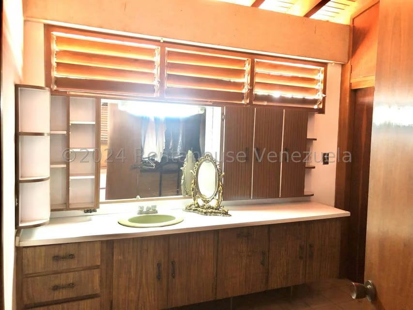 Casa (Multipes Niveles) en Venta en Cumbres de Curumo, Distrito Metropolitano - 48
