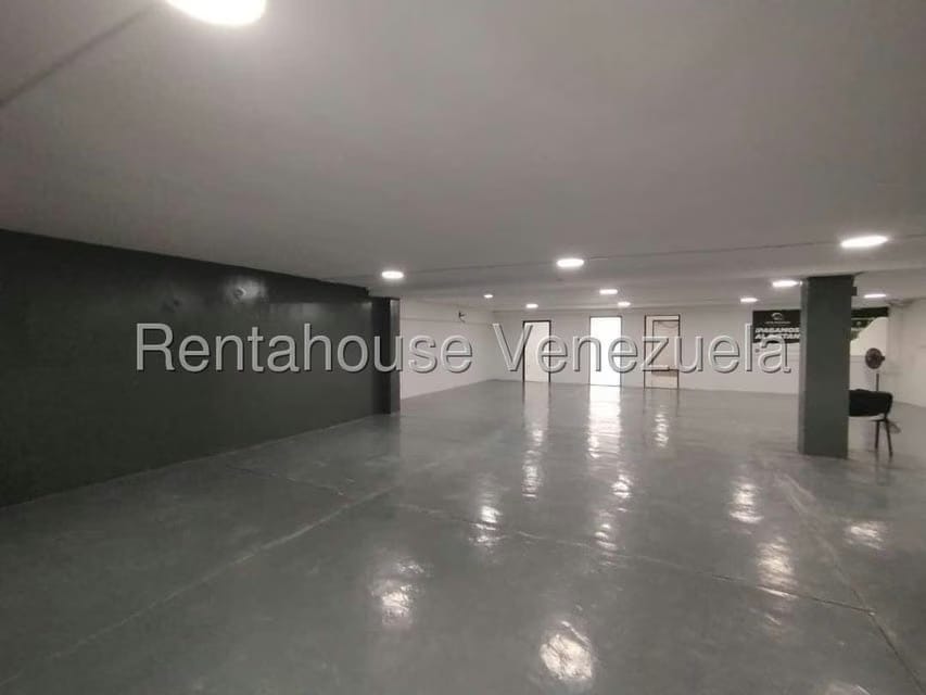 Comercial (Local Comercial) en Alquiler en Los Dos Caminos, Distrito Metropolitano - 3