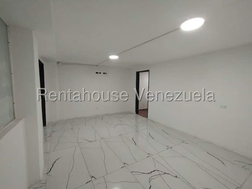 Comercial (Local Comercial) en Alquiler en Los Dos Caminos, Distrito Metropolitano - 4