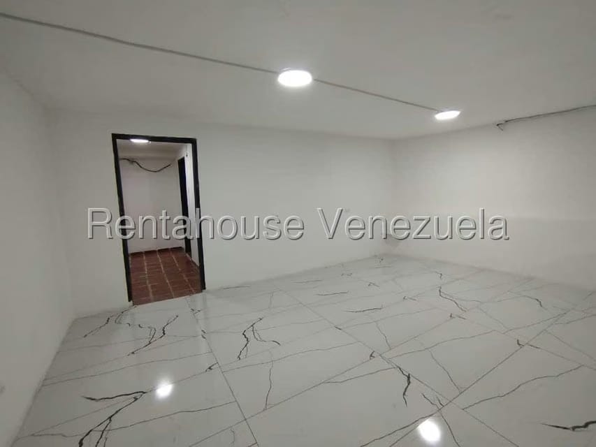 Comercial (Local Comercial) en Alquiler en Los Dos Caminos, Distrito Metropolitano - 9