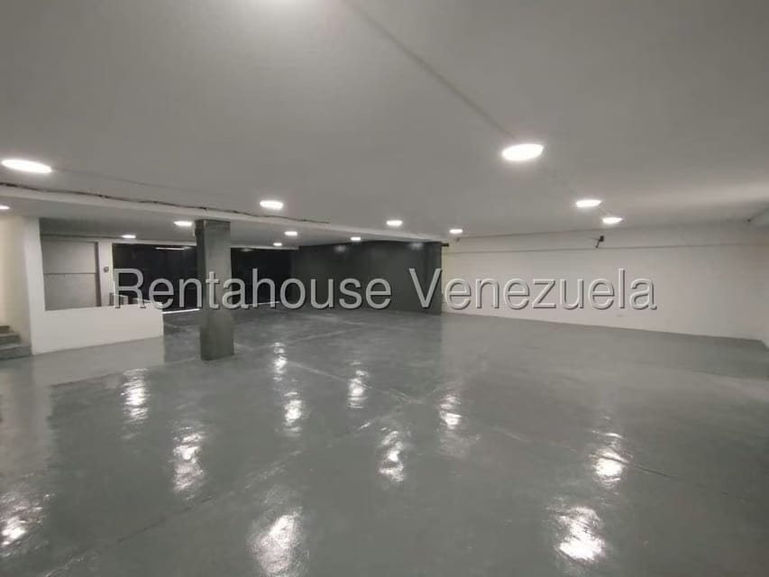 Comercial (Local Comercial) en Alquiler en Los Dos Caminos, Distrito Metropolitano - 10