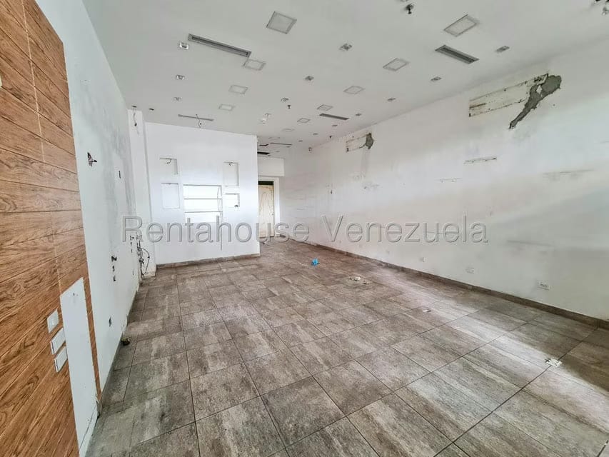 Comercial (Local Comercial) en Alquiler en Los Dos Caminos, Distrito Metropolitano - 4