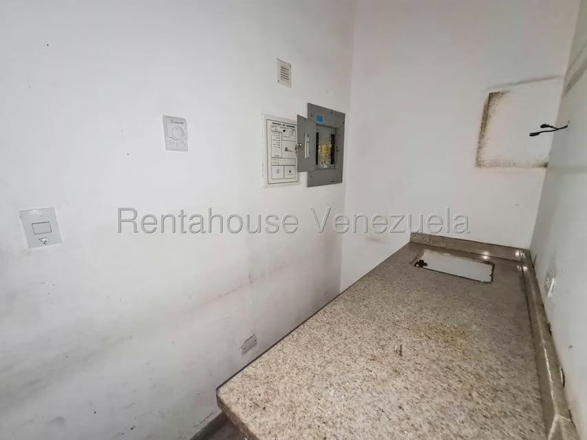 Comercial (Local Comercial) en Alquiler en Los Dos Caminos, Distrito Metropolitano - 8