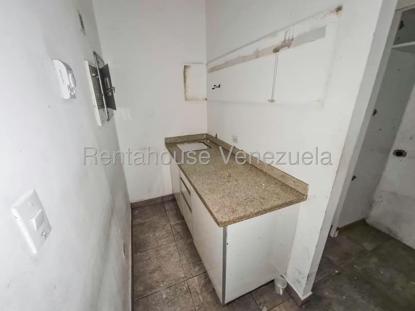 Comercial (Local Comercial) en Alquiler en Los Dos Caminos, Distrito Metropolitano - 9