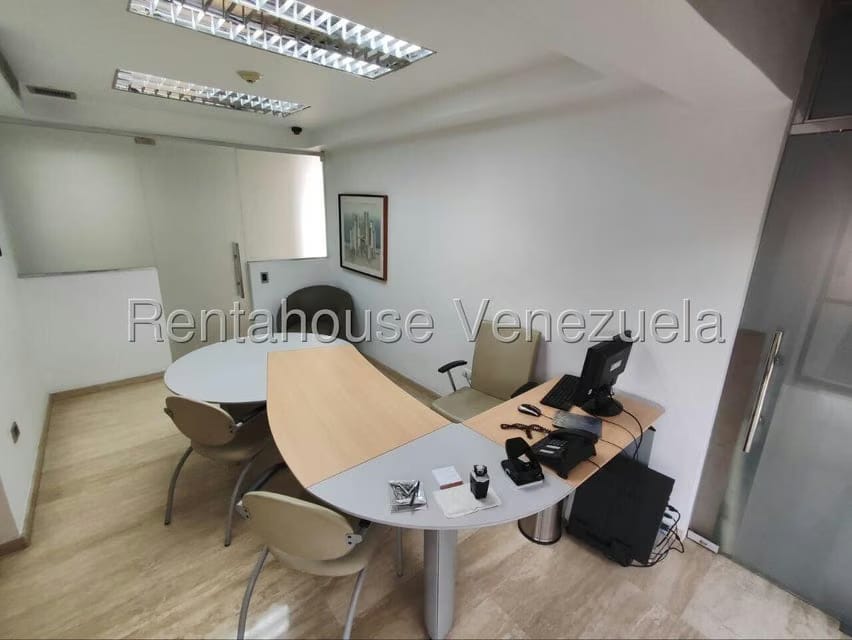 Comercial (Oficina) en Alquiler en Vista Alegre, Distrito Metropolitano - 28