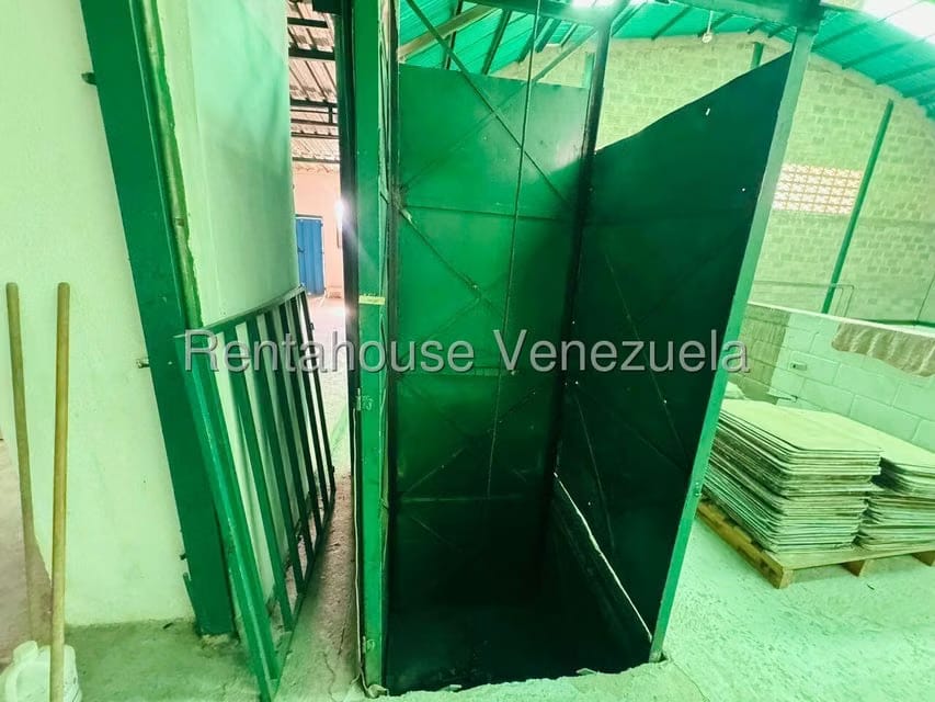 Comercial (Galpon - Deposito) en Venta en Zona Oeste, Lara - 13