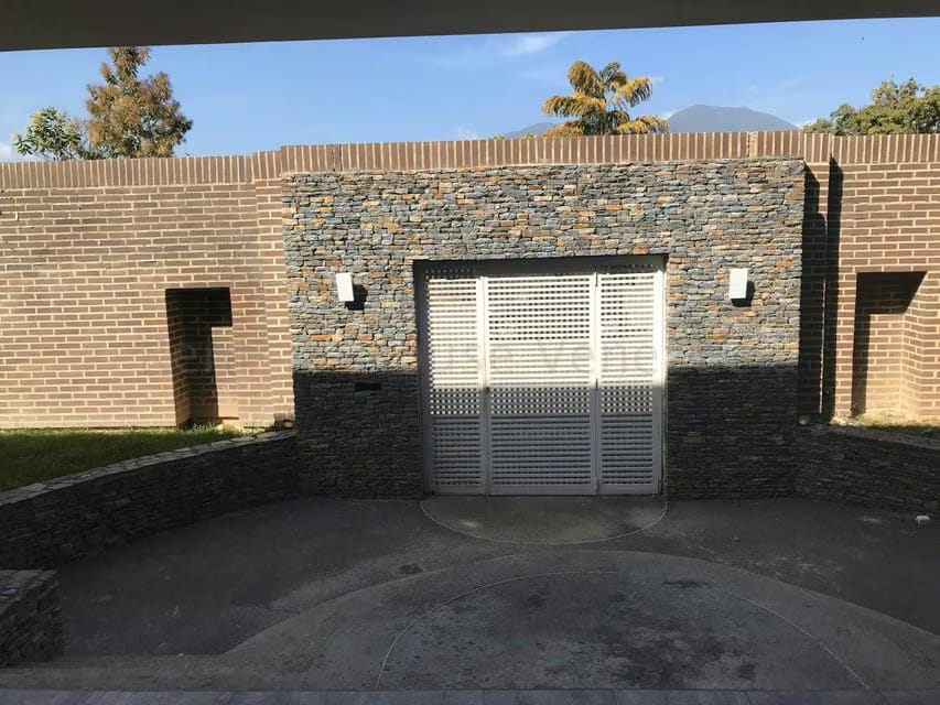 Casa (1 Nivel) en Venta en Cumbres de Curumo, Distrito Metropolitano - 2