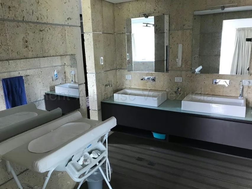 Casa (1 Nivel) en Venta en Cumbres de Curumo, Distrito Metropolitano - 18