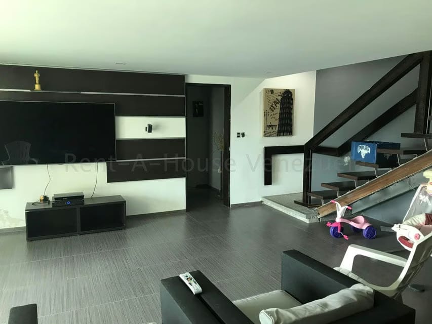 Casa (1 Nivel) en Venta en Cumbres de Curumo, Distrito Metropolitano - 23