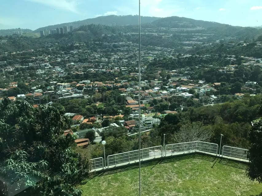 Casa (1 Nivel) en Venta en Cumbres de Curumo, Distrito Metropolitano - 33