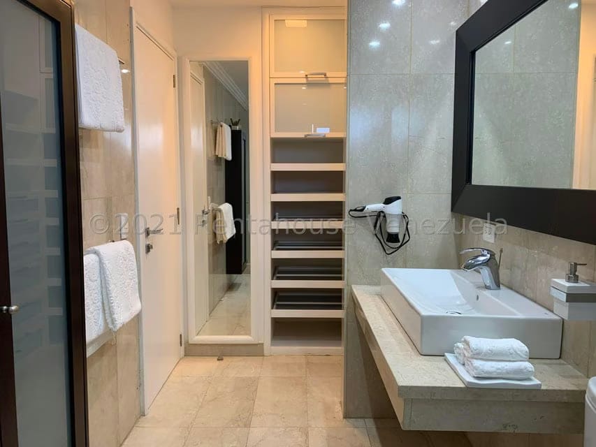 Casa (Multipes Niveles) en Venta en La Lagunita Country Club, Distrito Metropolitano - 28