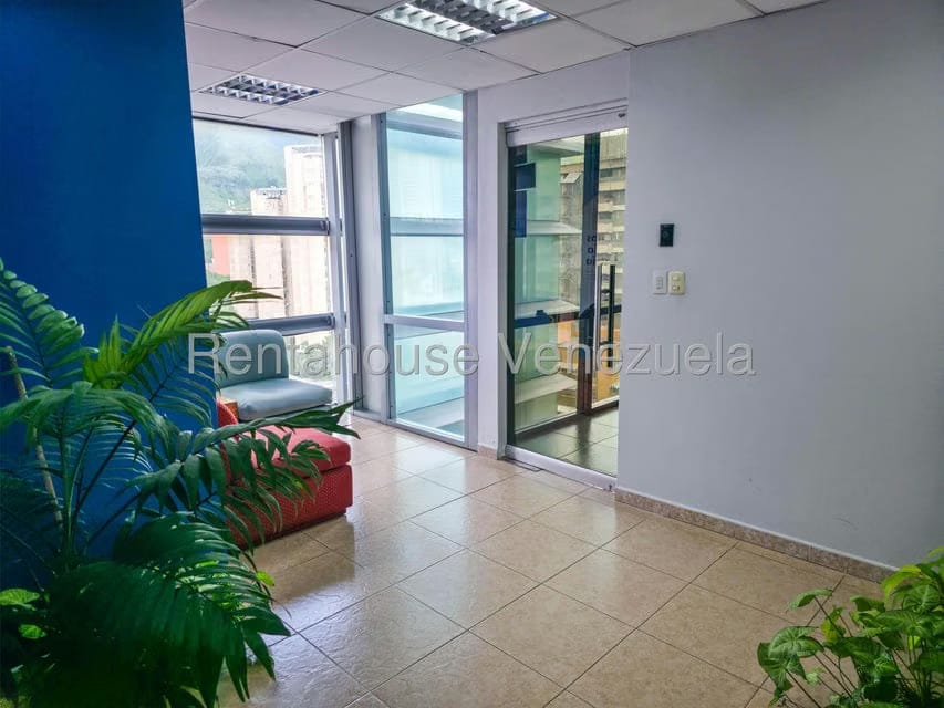 Comercial (Oficina) en Alquiler en Los Dos Caminos, Distrito Metropolitano - 2