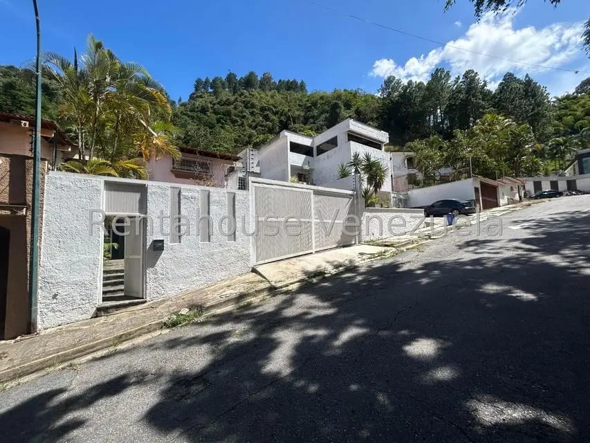 Casa (Multipes Niveles) en Venta en Prados del Este, Distrito Metropolitano