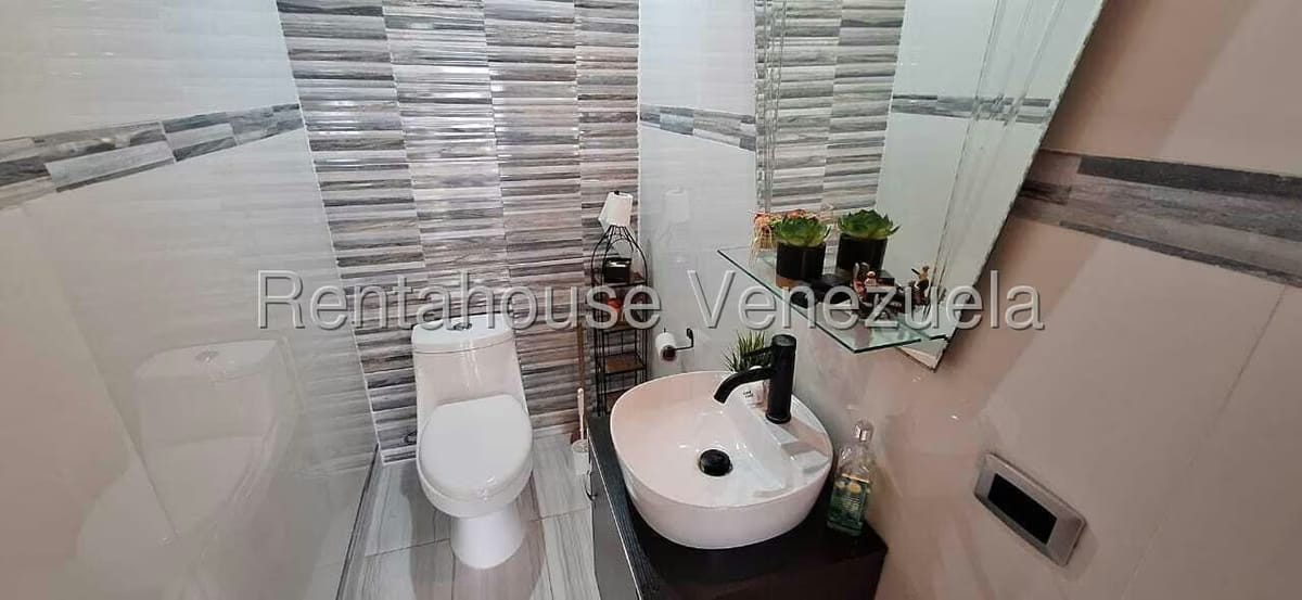 Casa (Multipes Niveles) en Venta en Colinas de Santa Monica, Distrito Metropolitano - 17