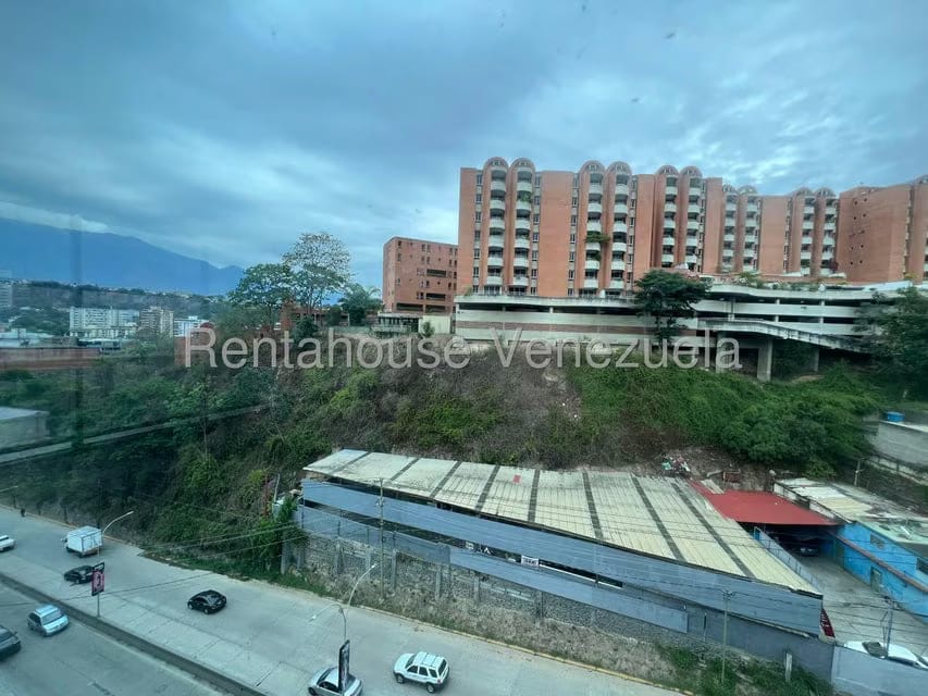 Comercial (Local Comercial) en Alquiler en Cerro Verde, Distrito Metropolitano - 16