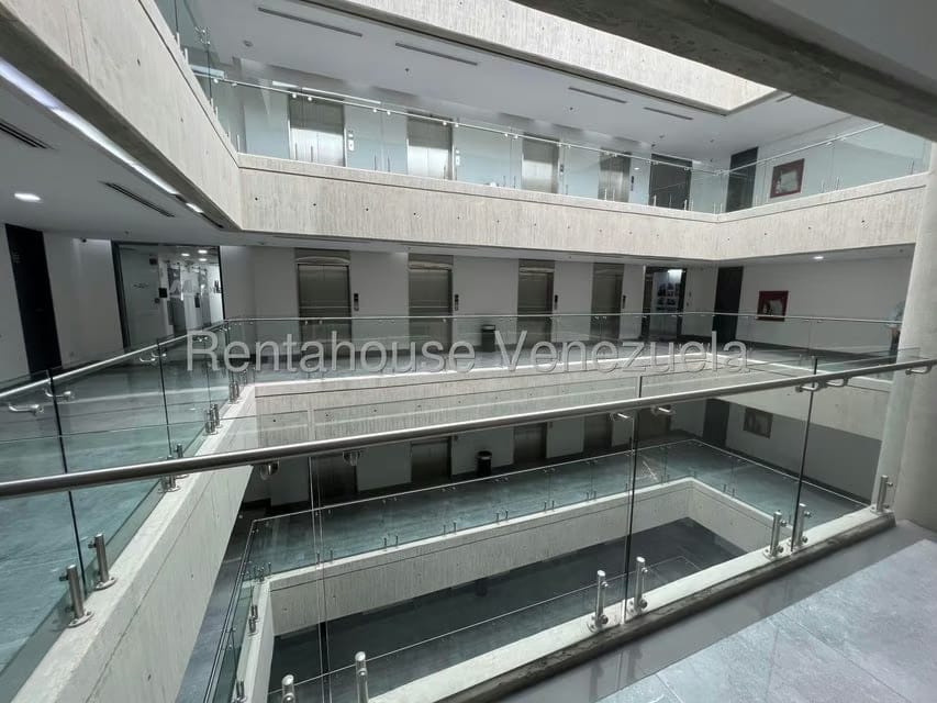 Comercial (Local Comercial) en Alquiler en Cerro Verde, Distrito Metropolitano - 17