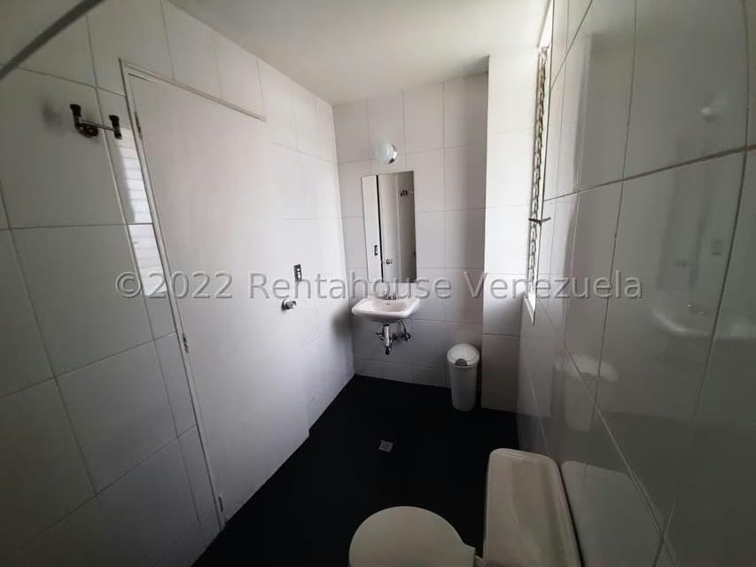 Apartamento (1 Nivel) en Alquiler en Los Palos Grandes, Distrito Metropolitano - 10