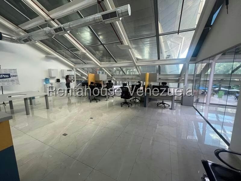 Comercial (Oficina) en Alquiler en Los Dos Caminos, Distrito Metropolitano - 2
