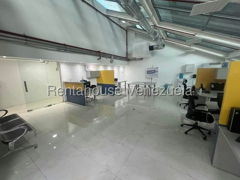 Comercial (Oficina) en Alquiler en Los Dos Caminos, Distrito Metropolitano - 11