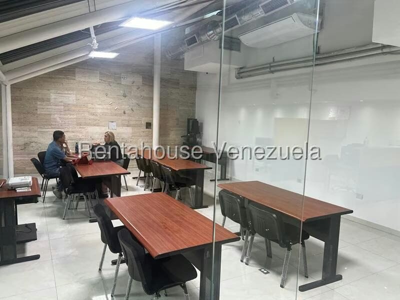 Comercial (Oficina) en Alquiler en Los Dos Caminos, Distrito Metropolitano - 12