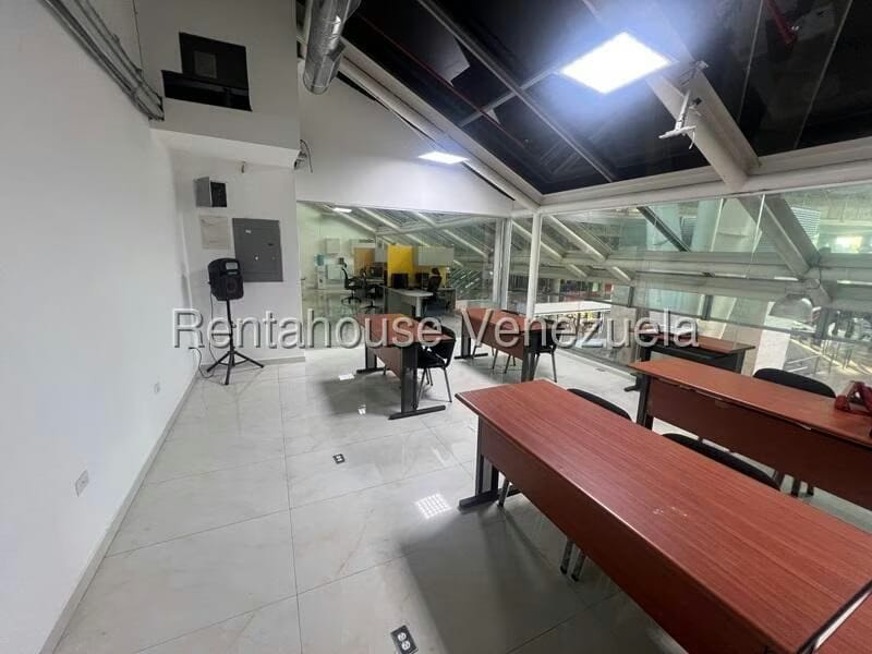 Comercial (Oficina) en Alquiler en Los Dos Caminos, Distrito Metropolitano - 13