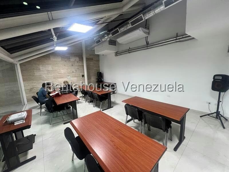 Comercial (Oficina) en Alquiler en Los Dos Caminos, Distrito Metropolitano - 14