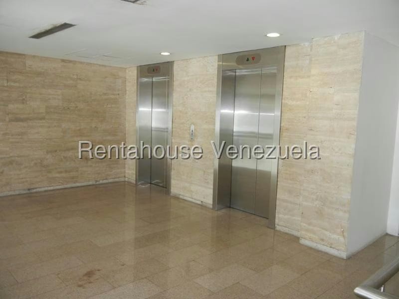 Comercial (Oficina) en Alquiler en Los Dos Caminos, Distrito Metropolitano - 18
