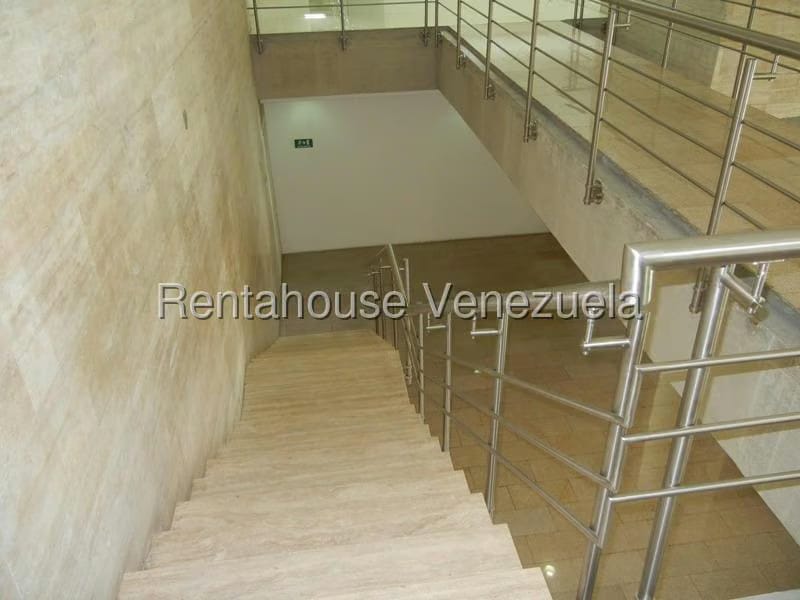 Comercial (Oficina) en Alquiler en Los Dos Caminos, Distrito Metropolitano - 19