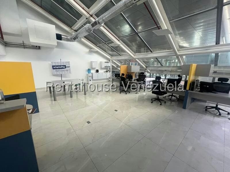 Comercial (Oficina) en Alquiler en Los Dos Caminos, Distrito Metropolitano - 3