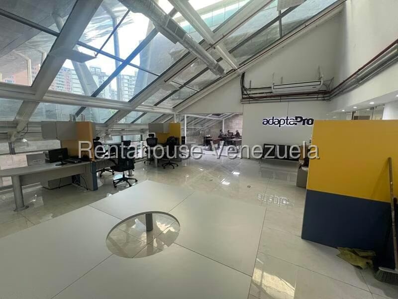 Comercial (Oficina) en Alquiler en Los Dos Caminos, Distrito Metropolitano - 9