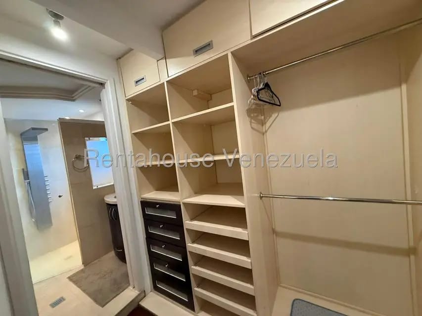 Apartamento (1 Nivel) en Alquiler en Colinas de Valle Arriba, Distrito Metropolitano - 21