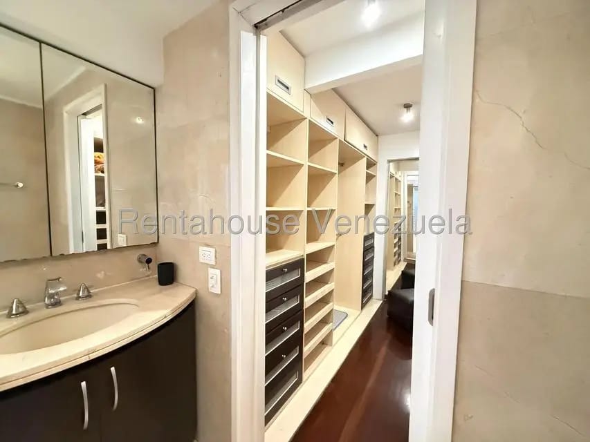 Apartamento (1 Nivel) en Alquiler en Colinas de Valle Arriba, Distrito Metropolitano - 24