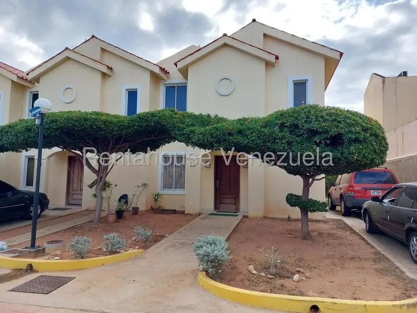 Townhouse (Duplex) en Venta en Avenida Milagro Norte, Zulia