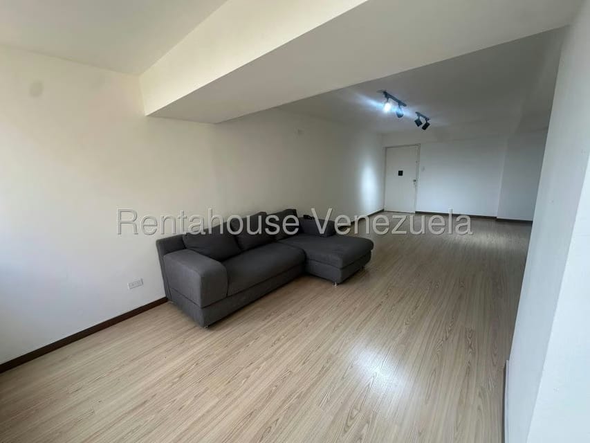 Apartamento (1 Nivel) en Alquiler en Los Naranjos del Cafetal, Distrito Metropolitano - 3