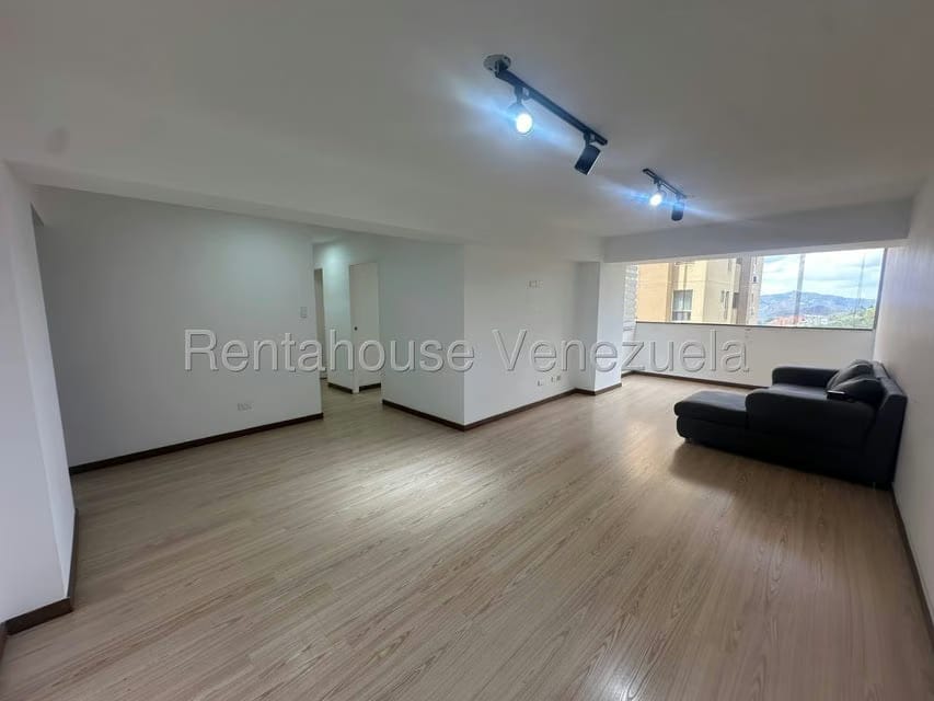 Apartamento (1 Nivel) en Alquiler en Los Naranjos del Cafetal, Distrito Metropolitano - 5