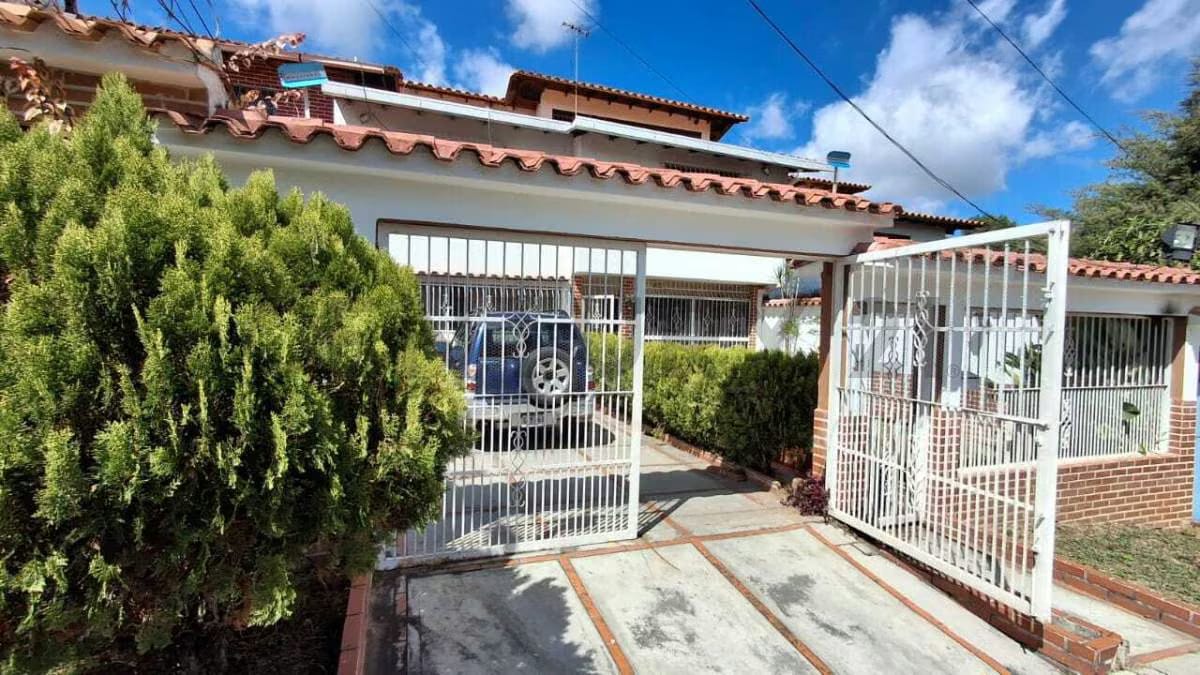 Se vende casa con anexo Los Teques San Omero via Lagunetica