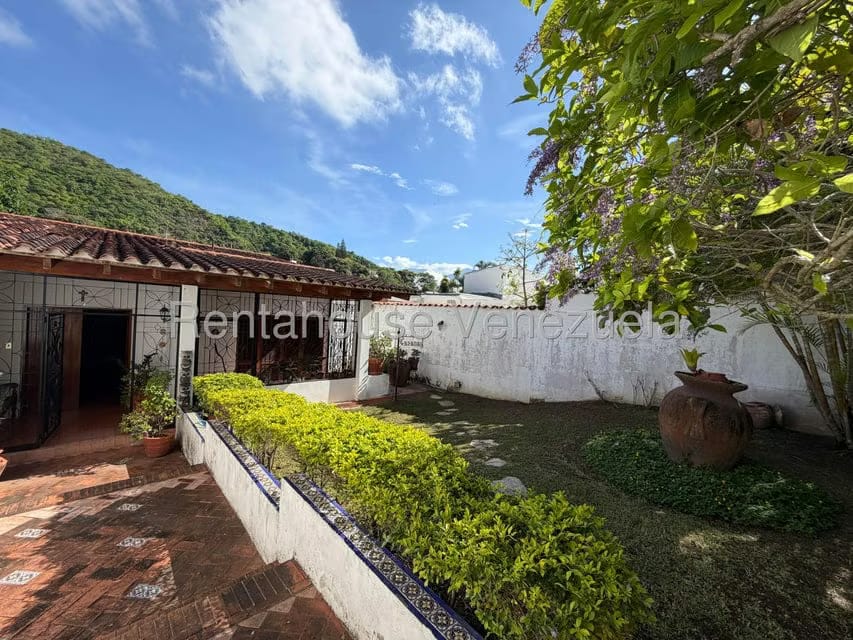 Casa (Multipes Niveles) en Venta en Prados del Este, Distrito Metropolitano - 2