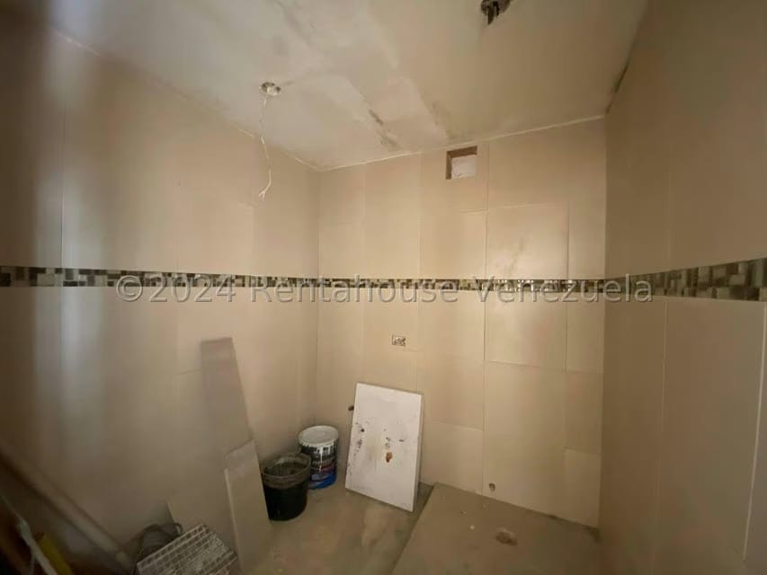 Casa (1 Nivel) en Venta en Cumbres de Curumo, Distrito Metropolitano - 28